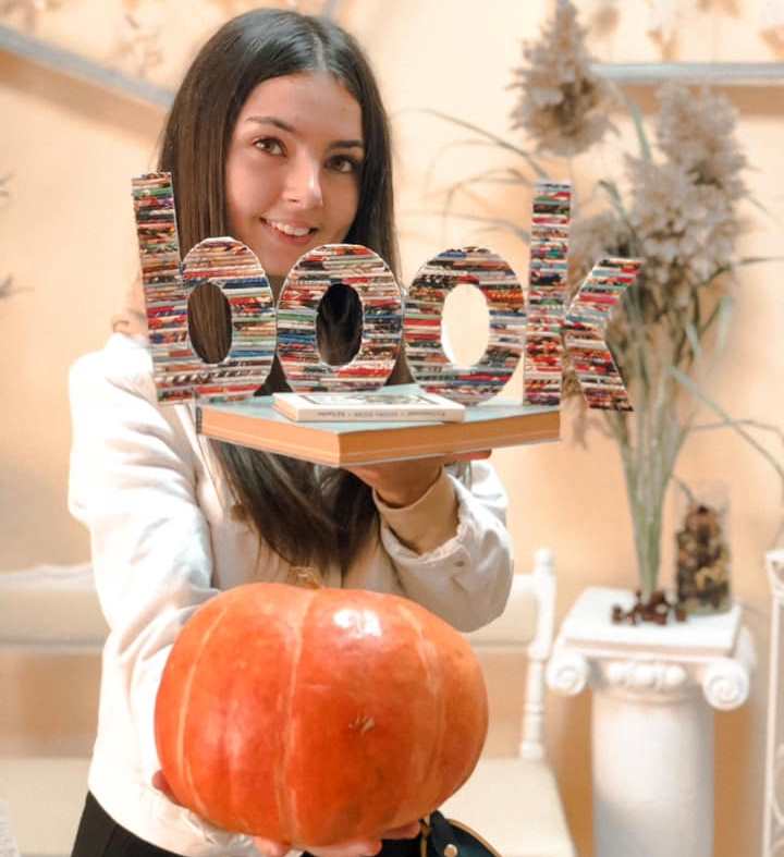 Студентка-магістрантка факультету філології і журналістики  Вероніка Чайківська